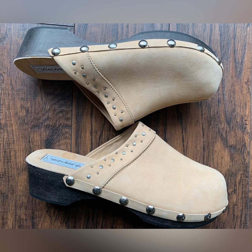 Saks Fifth Avenue Womens Tan Clogs / Mules Size 8